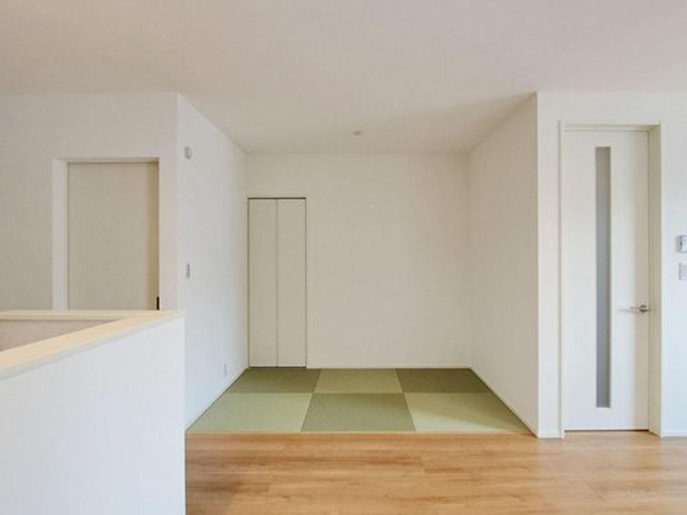 【タタミコーナー（3帖）+WIC】遊びやお昼寝など多用途に使える便利なお部屋。1階で衣類収納まで完結し、将来も安心な暮らしを叶えます。※収納扉はありません ※写真はイメージです