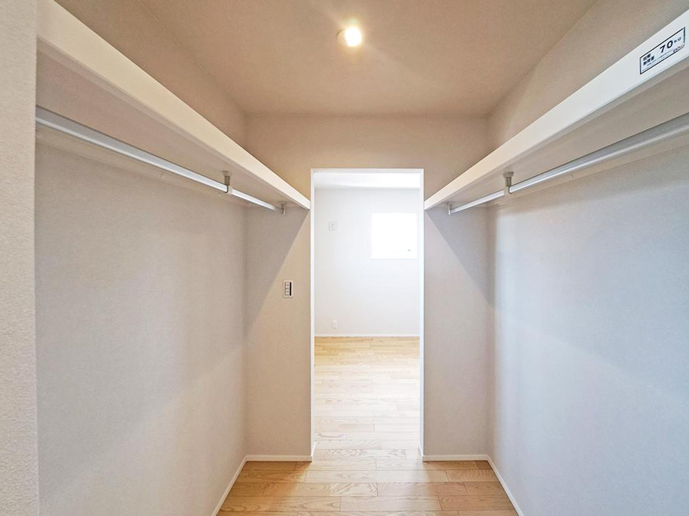 【ウォークインクローゼット】ウォークインクローゼットで、衣替えいらずの快適収納。季節ごとの洋服もたっぷりしまえて、暮らしがもっとスムーズに。※写真はイメージです。