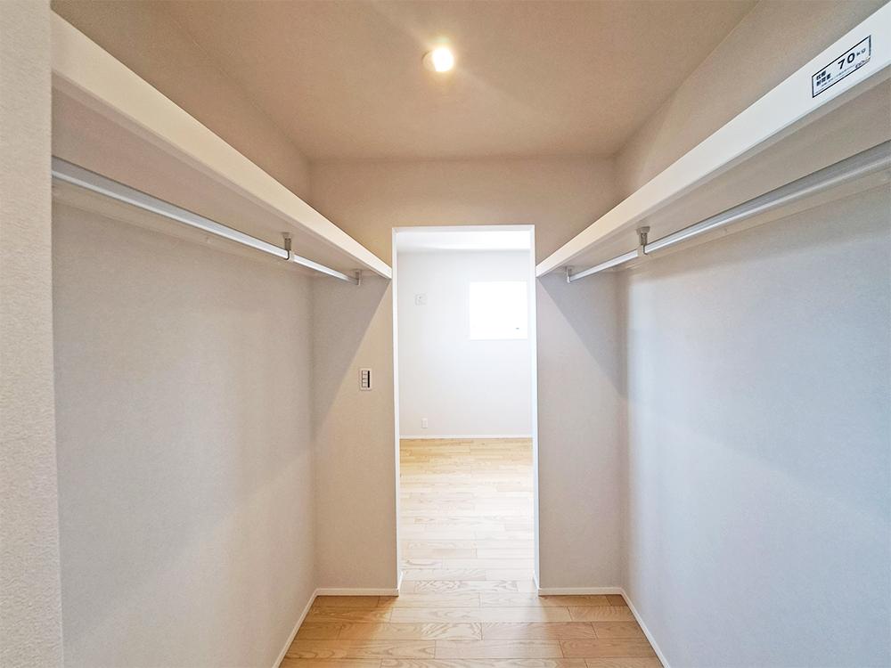 【ウォークインクローゼット(4帖)】あえて扉をなくしたオープン収納は、湿気や温度変化が少ないほか、扉の引きしろを気にせず使えて便利です。※写真はイメージです。