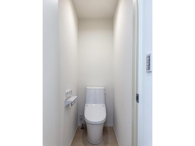 【トイレ】リクシル製|超節水型、各階トイレ完備!2階手洗い器つき。※写真はイメージです。