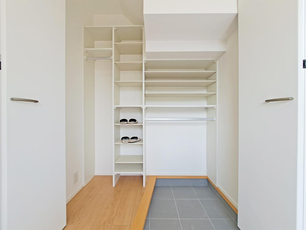 【土間収納付き玄関】壁一面にたっぷり収納を設けました。※写真はイメージです