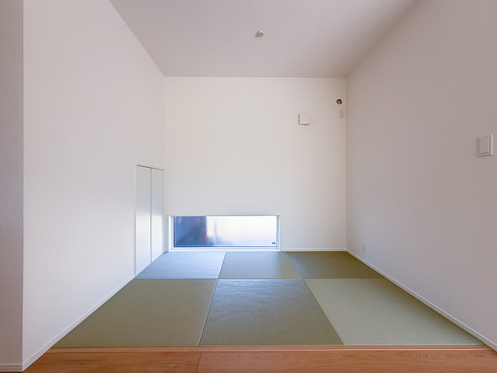 【収納付きタタミコーナー(3帖)】お昼寝やお子さまの遊びスペースとしても活躍。日常の小物やおもちゃをすっきり片付けられる収納付きで部屋をきれいに保てます。家族みんなが自然と集まる居心地の良い空間です