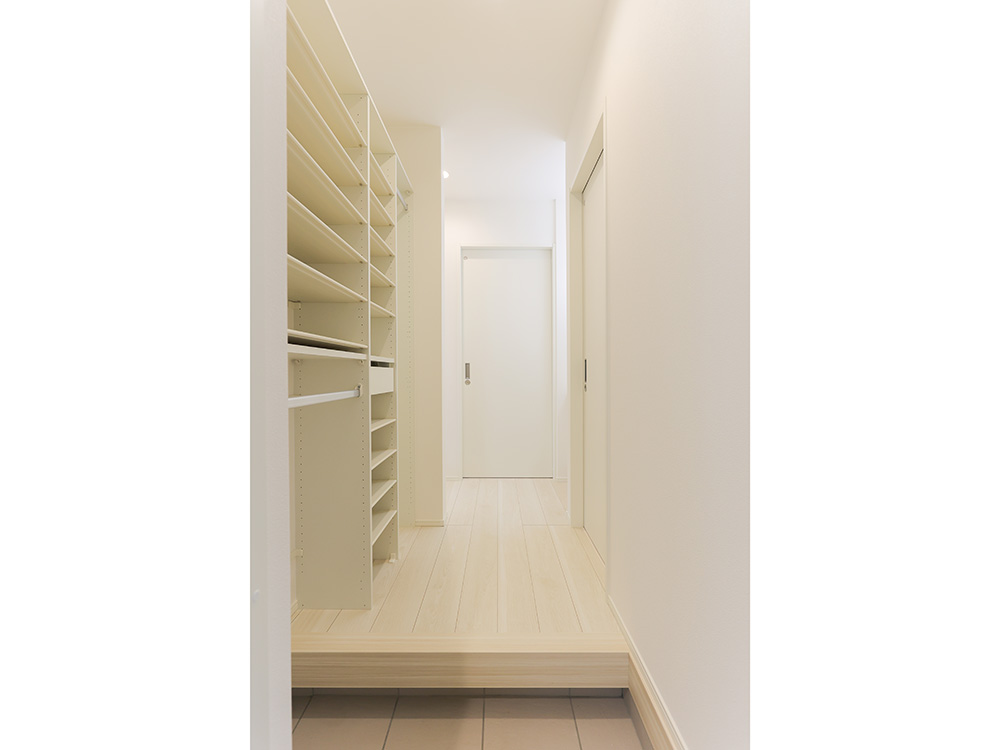 【土間収納付き玄関】家族用と来客用で動線を分けたスマート玄関。整理整頓もラクで、暮らしがより快適に。帰宅後すぐ手洗いできる洗面台や収納も近くに配置され、日々の生活をサポートします。※写真はイメージです