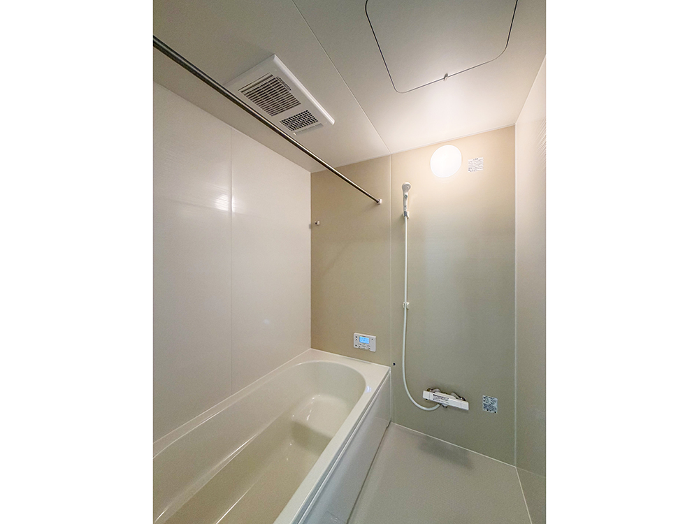 【バスルーム】ハウステック製｜ ゆとりの1坪サイズ、高断熱浴槽、暖房換気乾燥機つき。