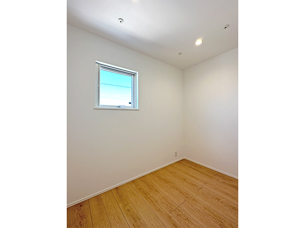 【ドライルーム】 2階のWICに隣接しているのでハンガー干しした服をそのままサッとしまえます。2階にあることで来客時でも慌てません。※写真はイメージです。