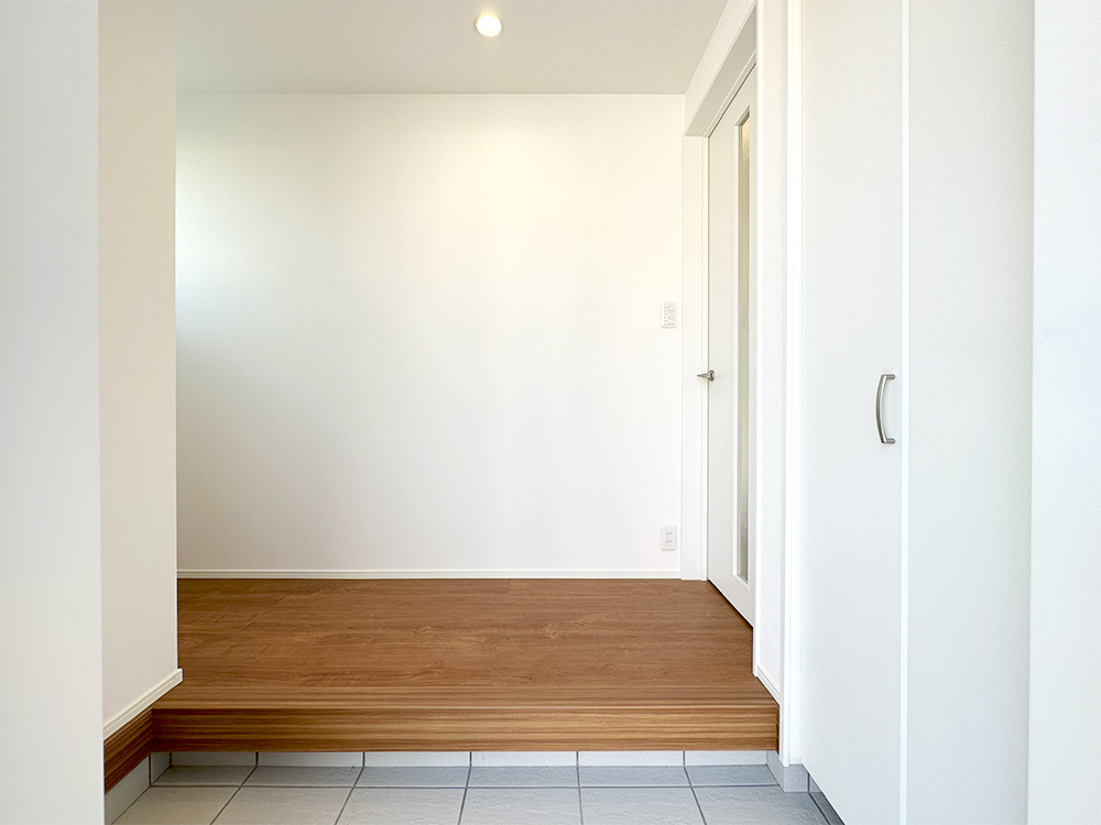 【玄関】並んで靴の脱ぎ履きもラクラク♪ワイドな玄関です。下足もたっぷり収まる土間収納付き!※写真はイメージです。