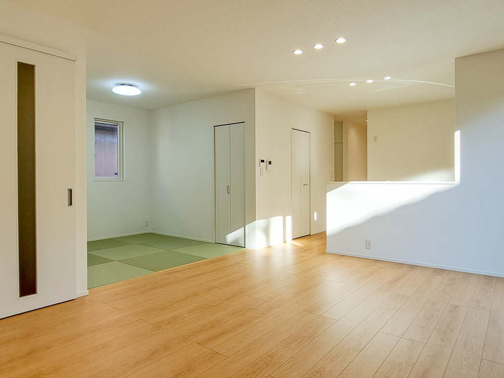 【同形状・同仕様写真(リビング）】LDKはタタミスペースを合わせると広々20.5帖！開放感あふれるリビングです。※画像はイメージです。