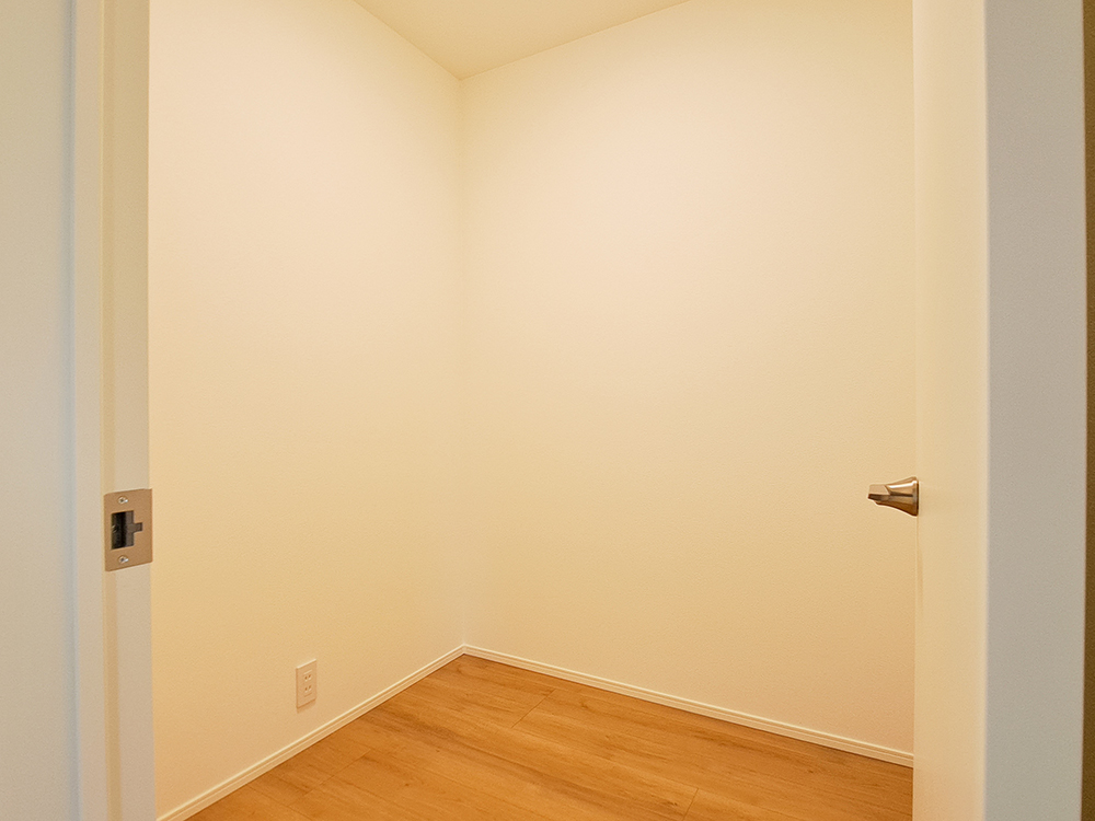 【納戸】家族みんなの荷物をまとめて収納できる納戸。衣替えや季節の行事用品もスッキリ片付き、リビングや居室を広く使えます。家族の暮らしを支える頼れるスペースです。※写真はイメージです。