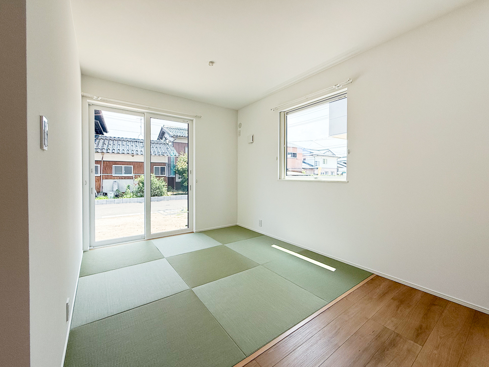 【タタミコーナー（4.5帖）】リビングの一角に設けた4.5帖のタタミコーナー。やわらかな畳の質感が心を落ち着かせ、くつろぎやお昼寝スペースとしても活躍。家族みんなが自然と集まる心地よい空間です。※写真はイメージです。