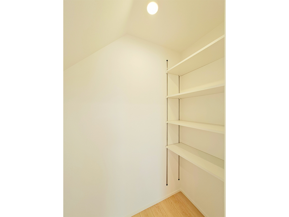 【パントリー】扉付きのパントリーで、キッチンを美しく保ちながら効率よく収納。 日常の雑多なものを見えない場所にまとめることで、すっきりとした空間に。※写真はイメージです