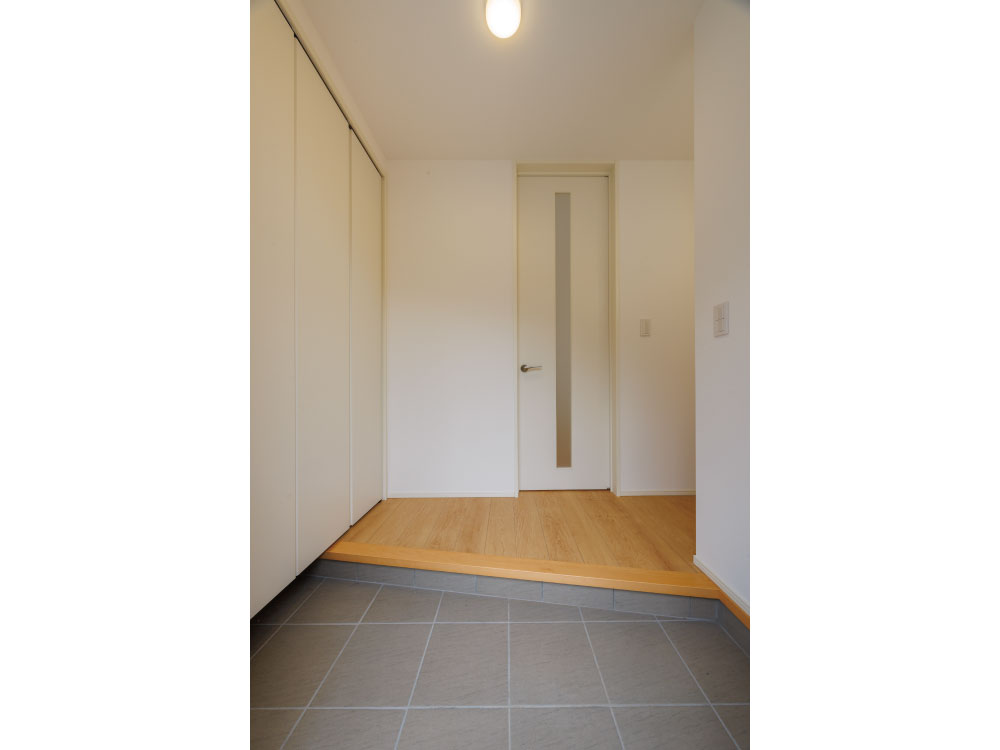 【土間収納付き玄関】土間収納付きの玄関は、靴や傘、アウトドア用品などをまとめて片付けられる便利なスペース。玄関まわりをすっきり整え、家族を気持ちよく迎えられます。※写真はイメージです