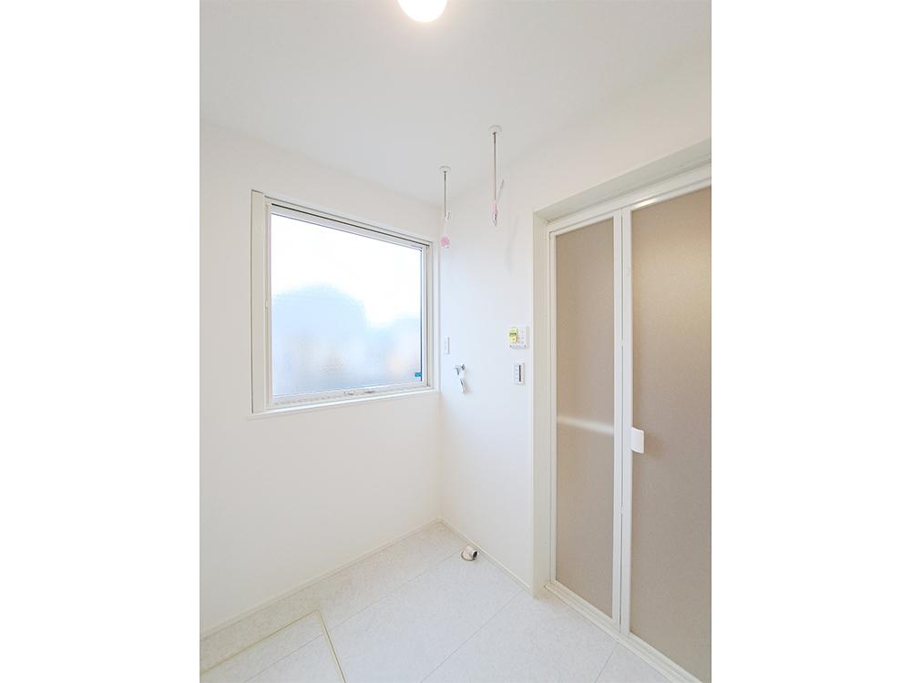 【脱衣室兼ドライルーム】物干し金具つき。毎日のお部屋干しもラクラクです。※写真はイメージです。