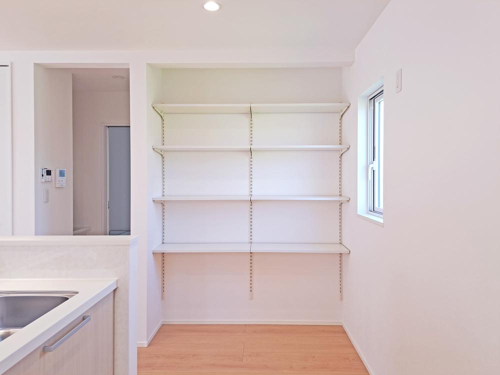 【パントリー】キッチン横には、食材や日用品がサッと取り出せる便利なオープンパントリー。出し入れがスムーズで、毎日の家事がもっと快適に♪」※写真はイメージです