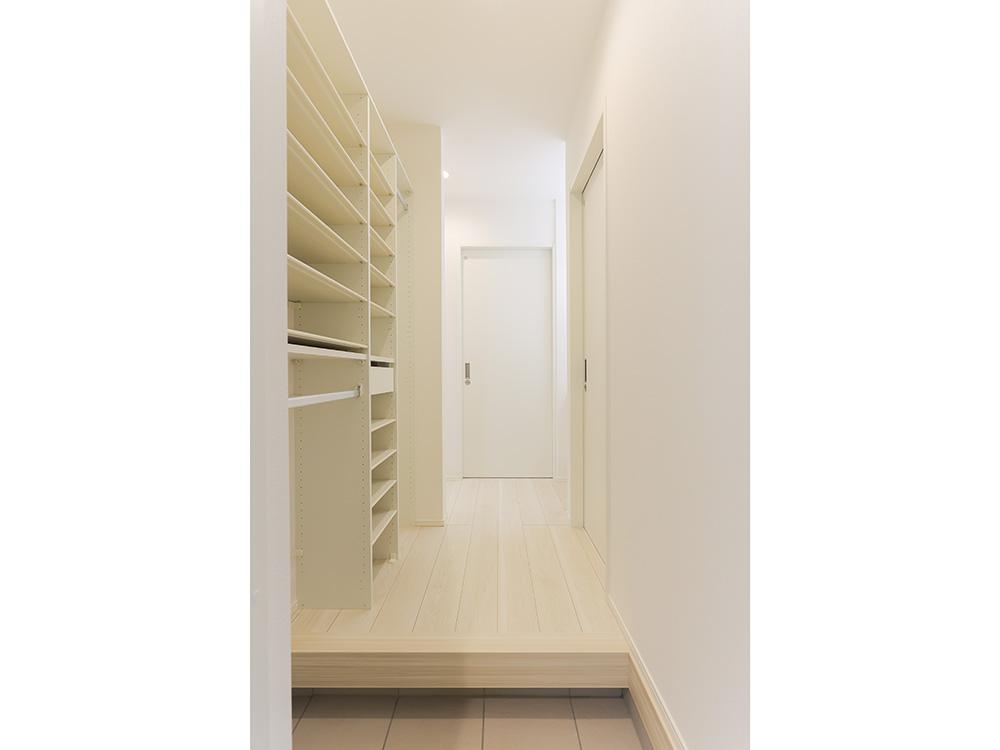 【玄関】靴や傘、アウトドアグッズなどまとめて収納できる便利なスペース。玄関まわりをすっきり保ち、家に帰るたびに心地よさを感じられます。※写真はイメージです
