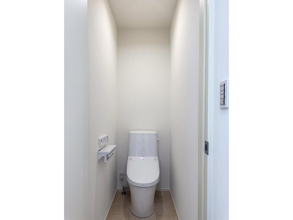 【トイレ】リクシル製｜各階トイレ完備！超節水型、2階は手洗い器つき。※写真はイメージです。