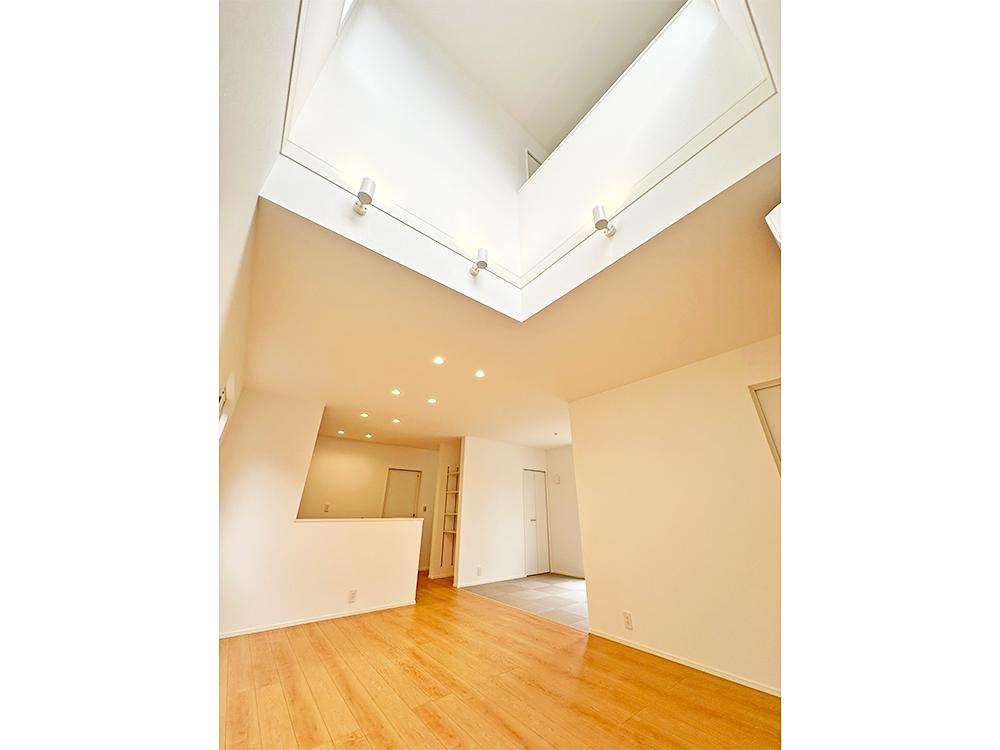 【吹き抜け 】やわらかな光が降り注ぐ吹抜が、空間に心地よい開放感をもたらします。※写真はイメージです