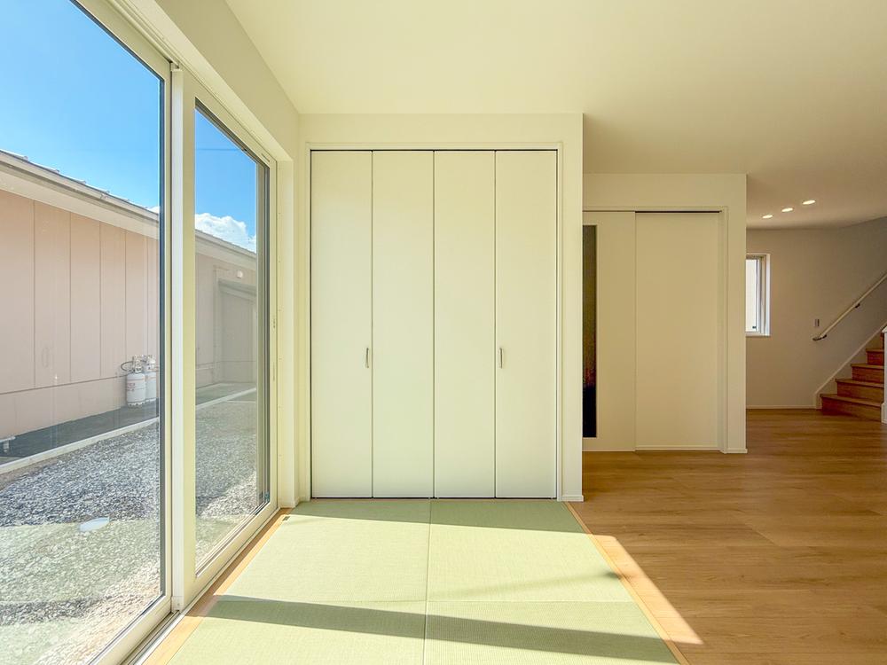 【タタミコーナー（3帖）】リビング横のタタミコーナー。お子様のプレイスペースとしたり、冬はこたつを置いて家族団らんも♪※写真はイメージです