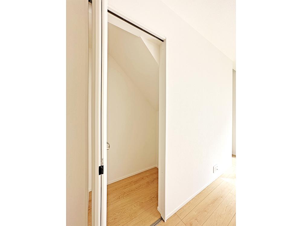 【ホール収納】2階ホールに設けた収納は、家族みんなで使える便利なスペース。掃除道具や日用品などをすっきりしまえて、暮らしがより快適に。片付けやすく、いつでも整った住まいを保てます。※写真はイメージです