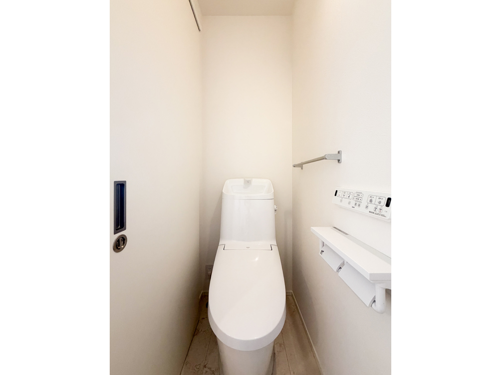 【トイレ】リクシル製｜各階トイレ完備！超節水型。2階手洗い器つき。