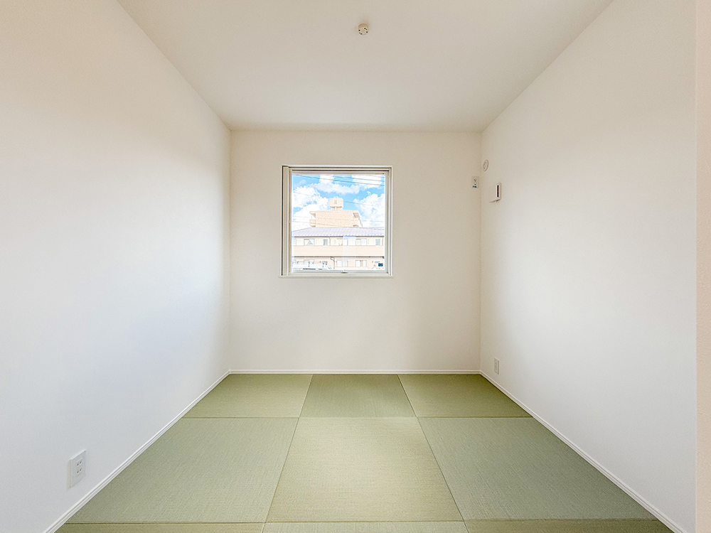 【収納付きタタミコーナー(4.5帖)】床座でくつろげるタタミのお部屋。お子様の遊び場として、家事スペースとして、家族の気配を感じながら多用途に使えるあると嬉しい便利なスペースです。※写真はイメージです。