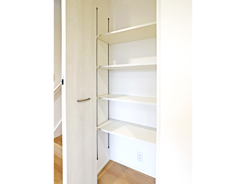 【パントリー 】キッチン横のパントリーは、食材や日用品をすっきり収納。買い置きしても散らかりません♪※写真はイメージです。