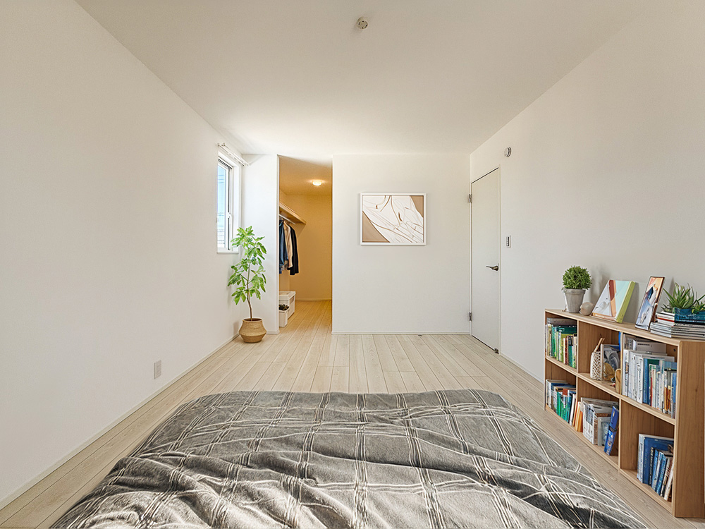 【居室(8帖)+WIC】ベッドをつなげて置いて、家族みんなでお休みもできる広さ。一日の疲れをゆっくり癒せるリラックス空間です。※家具・小物等はCGで合成したイメージです。