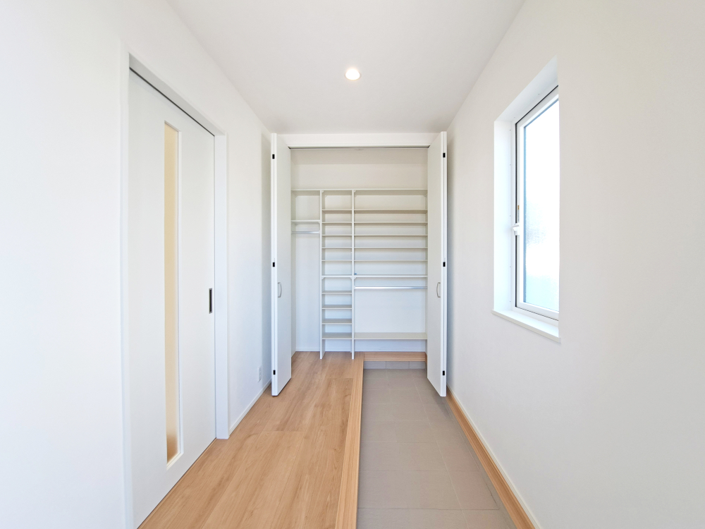 【玄関】ワイドな上がり框で身支度もラクラク！靴などたっぷりしまえる土間収納付き！※写真はイメージです。