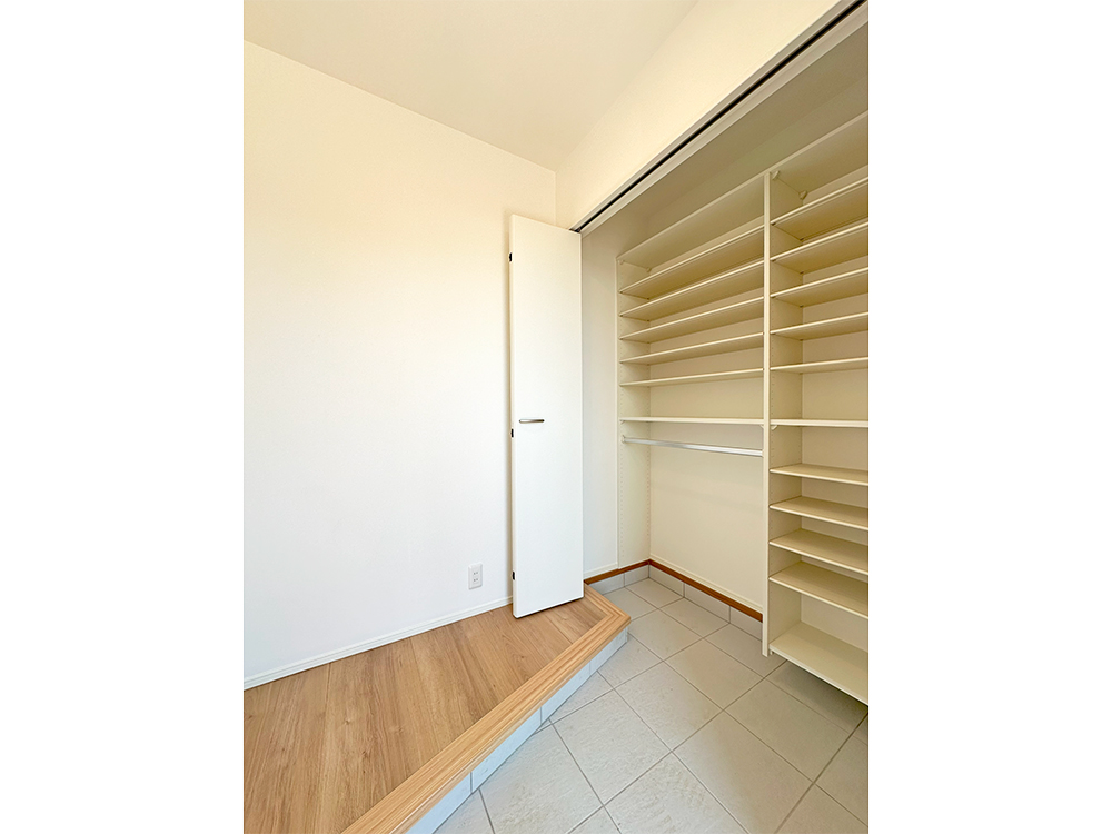 【玄関】ワイドなホールで座って身支度もラクラク、壁一面にたっぷり収納を設けました！※写真はイメージです。