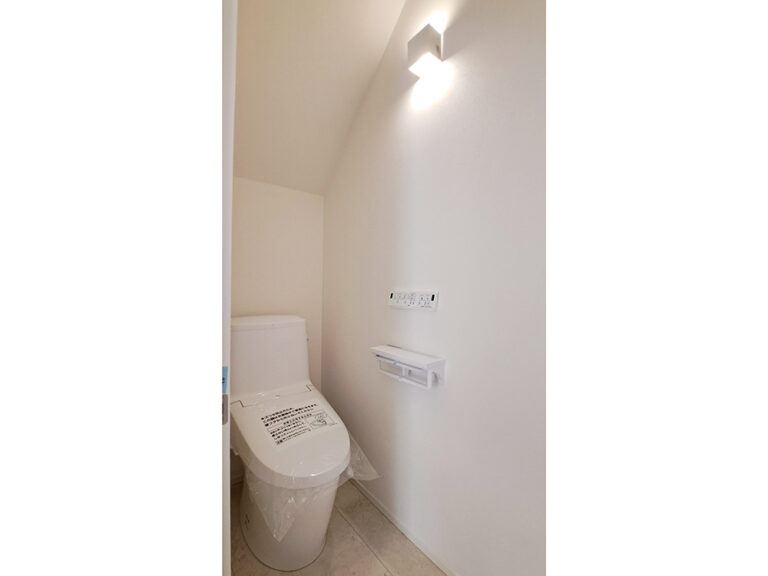 【トイレ】(現地内観写真)リクシル製|各階トイレ完備!超節水型、2階は手洗い器つき。