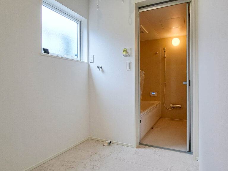 【脱衣室兼ドライルーム】(現地内観写真)物干し金具つき。毎日のお部屋干しもラクラクです。