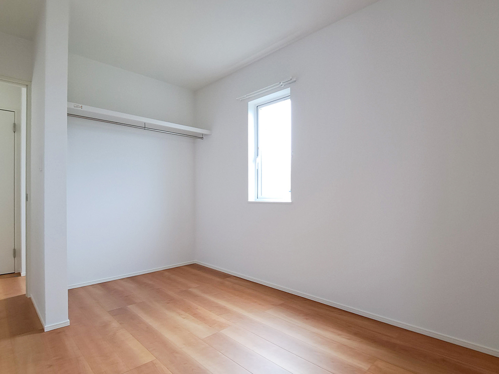 【収納付き居室(5帖×2)】(現地内観写真)建具の引きしろを気にせずお部屋を使えるオープン収納を設けたお部屋です。ちょうどよい広さで子ども部屋に好適!※家具・小物等はCGで合成したイメージです