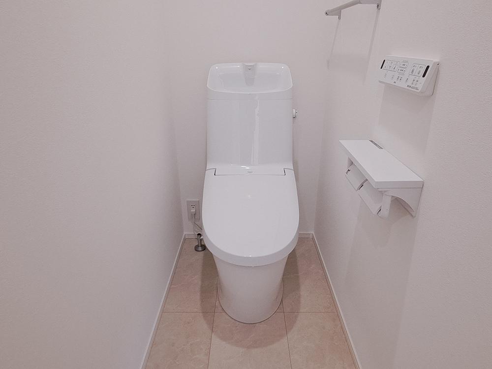 【トイレ】リクシル製｜各階トイレ完備！超節水型、2階は手洗い器つき。※写真はイメージです。