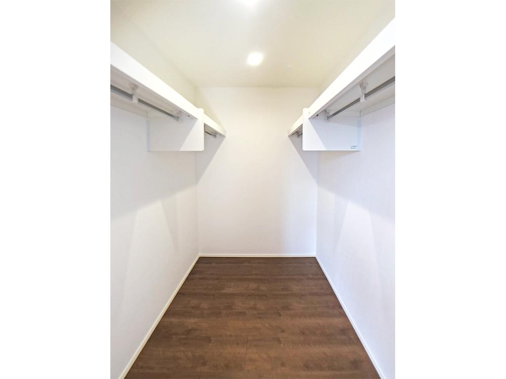 【ウォークインクローゼット（4帖）】ゆとりあるウォークインクローゼットで、衣替えいらずの快適収納。季節ごとの洋服もたっぷりしまえて、暮らしがもっとスムーズに。※写真はイメージです。