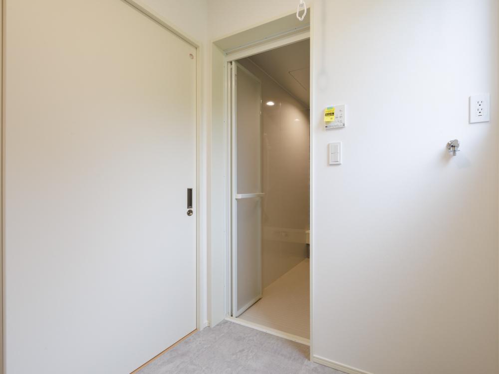 【ドライルーム兼脱衣室】物干し金具つき。毎日のお部屋干しもラクラクです。※写真はイメージです。