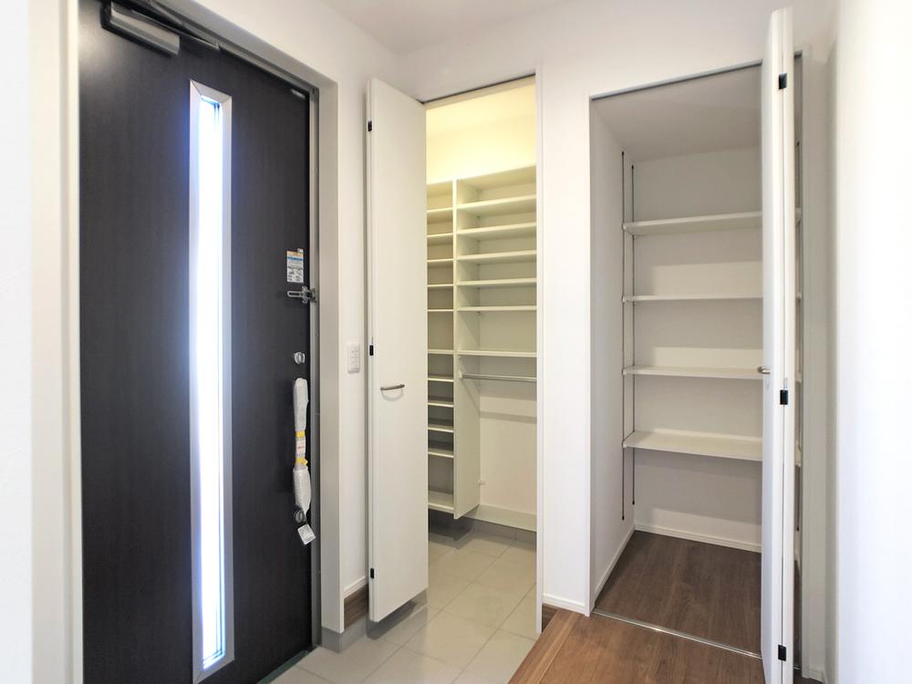 【土間収納つき玄関】ワイドなホールで座って身支度もラクラク、壁一面にたっぷり収納を設けました。玄関ホール横の収納は、外出用のコート、バッグなどの置き場にもぴったり。※写真はイメージです