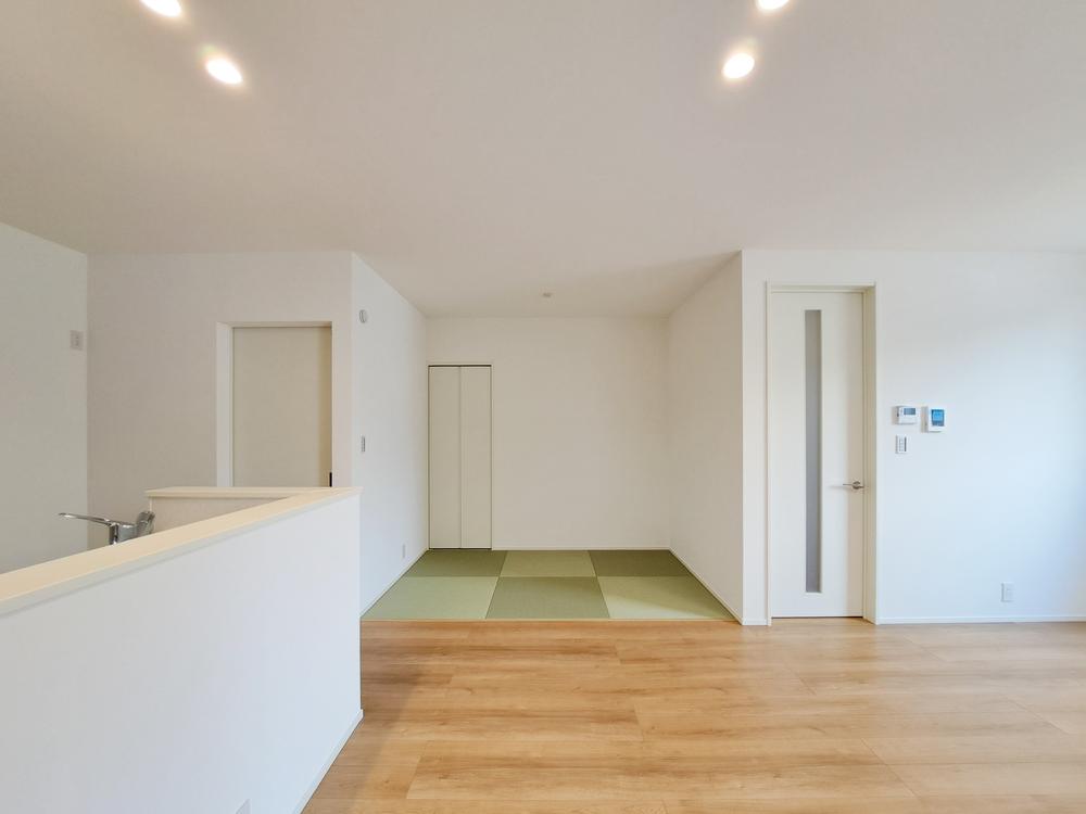 【タタミコーナー（3帖）＋WIC】リビングの一角にあるタタミコーナーは、くつろぎやお昼寝スペースとして大活躍。 WIC付きだから、将来は平屋暮らしも◎ ※WICに建具はありません。