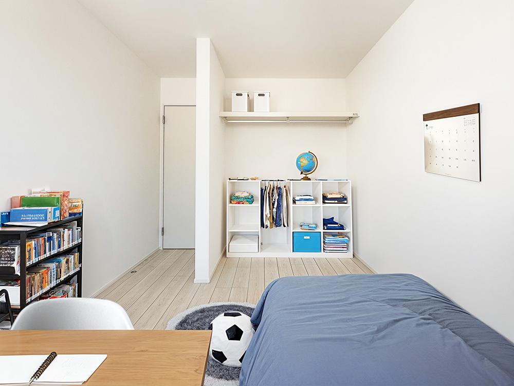 【収納付き居室（5帖×2）】建具の引きしろを気にせずお部屋を使えるオープン収納を設けたお部屋です。ちょうどよい広さで子ども部屋に好適！※家具・小物等はCGで合成したイメージです。