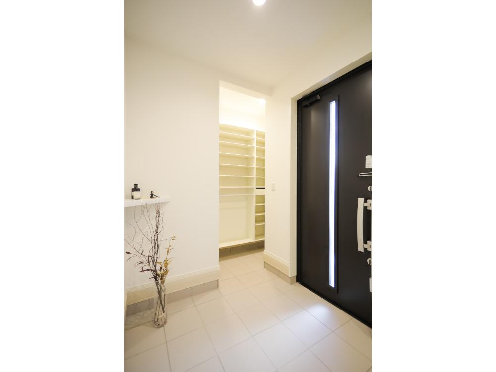 【土間収納つき玄関】ワイドなホールで座って身支度もラクラク、壁一面にたっぷり収納を設けました。※写真はイメージです。