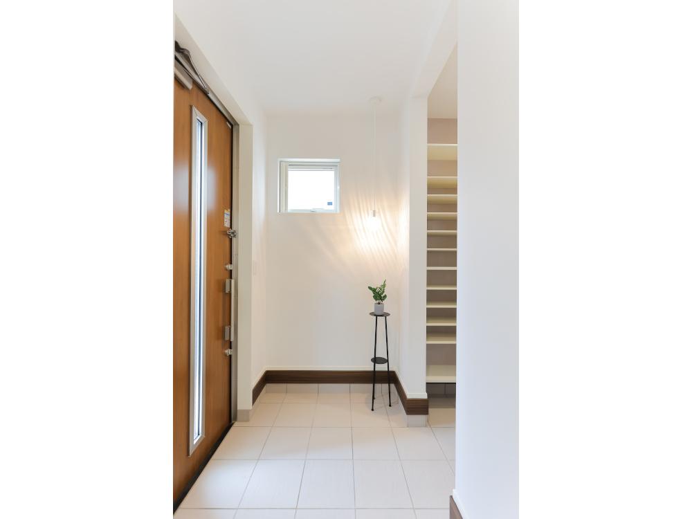 【土間収納付き玄関】ワイドなホールで座って身支度もラクラク、壁一面にたっぷり収納を設けました。※窓はありません※写真はイメージです