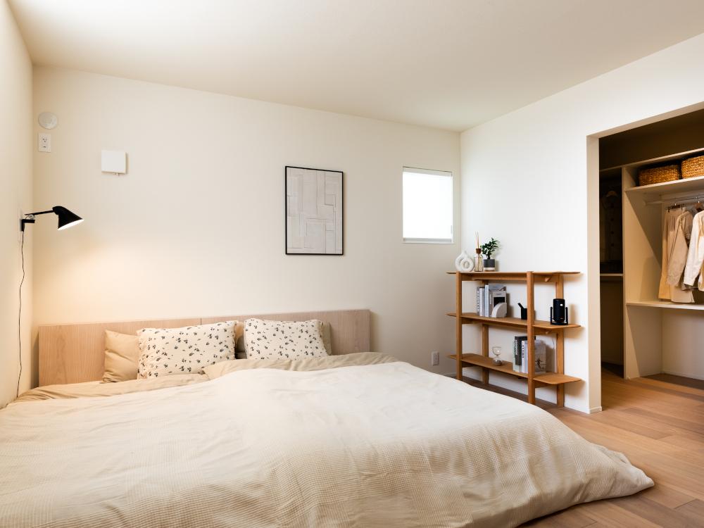 【居室（8帖）＋WIC】 ゆとりの8帖主寝室。ベッドや収納家具をゆったり配置できる広さで、毎日の疲れを癒やす落ち着いた空間です。朝の身支度もスムーズに行える余裕があり、くつろぎの時間を叶えます。※家具・小物等はCGで合成したイメージです。