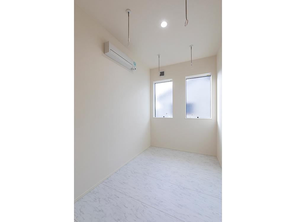 【ドライルーム】天候を気にせず洗濯できるドライルーム。花粉や雨の日も安心で、毎日の家事がぐっとラクになります。※窓は1つ、物干し金具付きです。