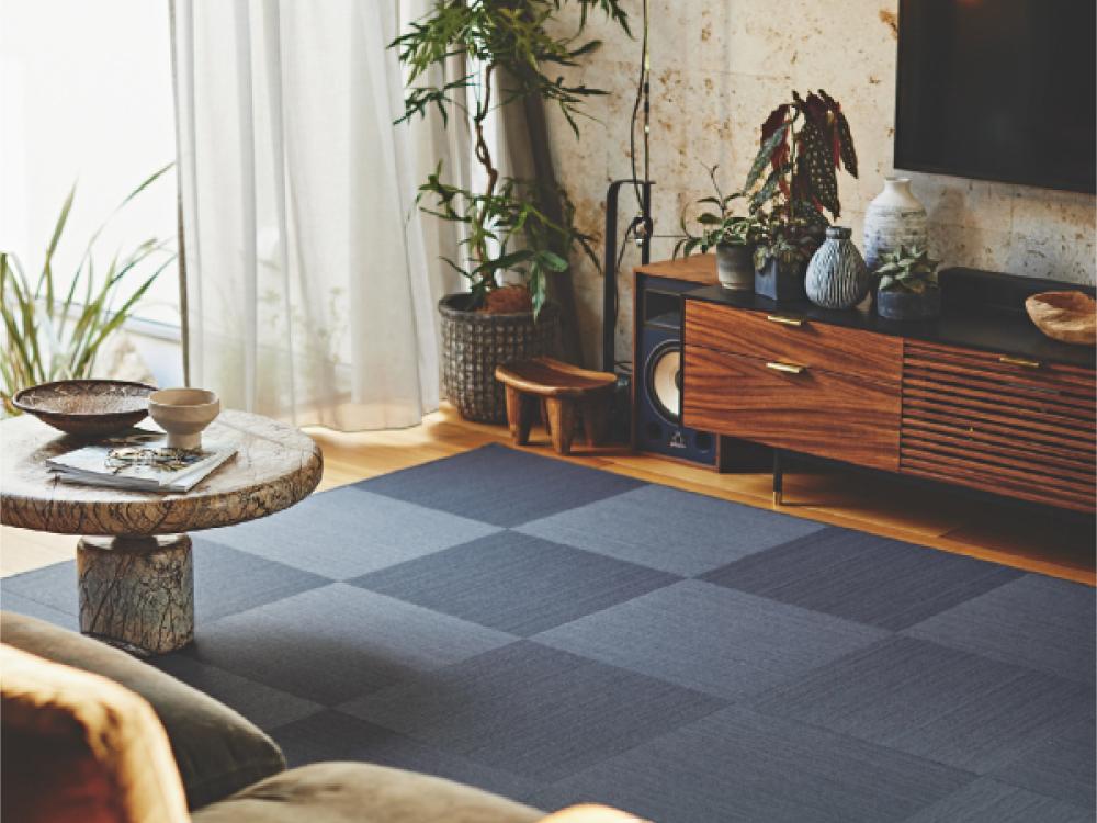 【テキスタイルフロア（3.8帖）】子どもやペットにもやさしい肌ざわりのテキスタイルフロア。柔らかく足音をやわらげてくれるので、のびのびと過ごせるリビングにぴったりです。※参考画像です。