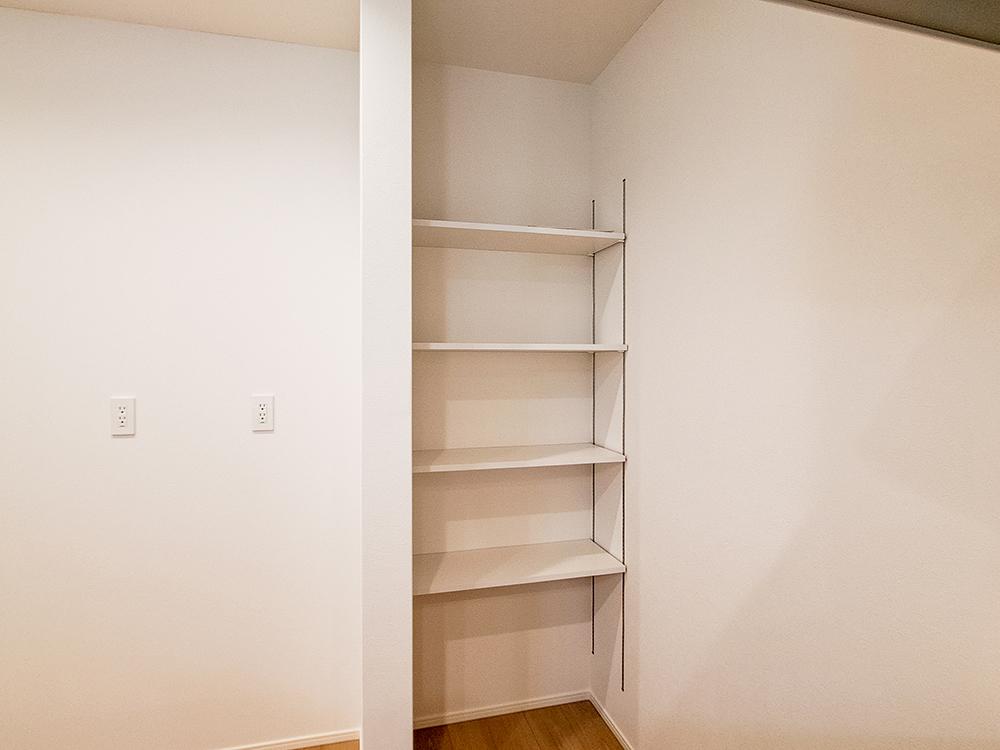 【パントリー】キッチン横にあるパントリーは、食材や日用品をサッと取り出せて便利。毎日の調理や片付けがスムーズに進みます。※写真はイメージです。