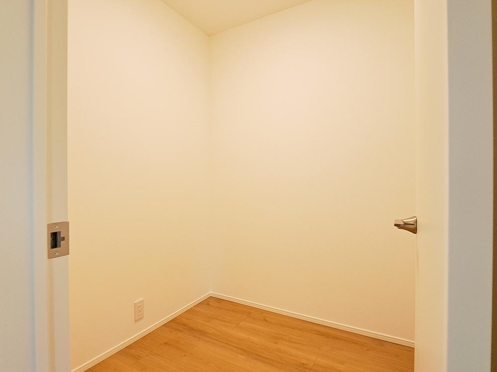 【納戸（3帖）】2階に設けた納戸は、季節の衣類や布団をすっきり収納できる便利なスペース。各部屋を広々使えて、暮らしの整いやすさがぐんとアップ。すっきりと心地よい住まいを叶えます。