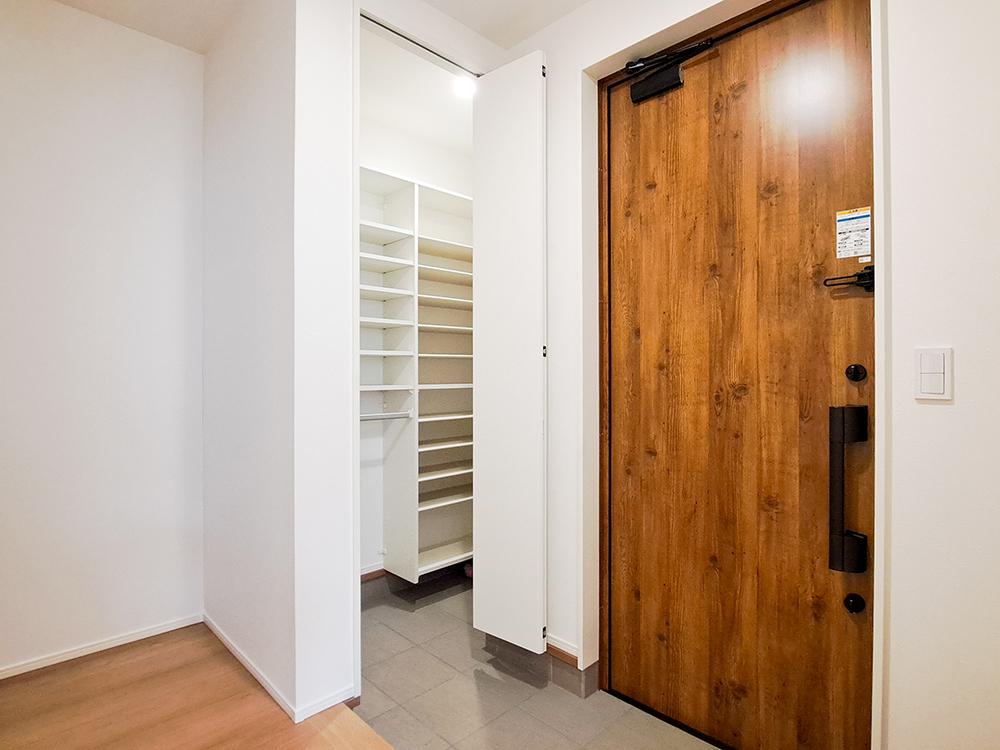 【土間収納付き玄関】ワイドなホールで座って身支度もラクラク、壁一面にたっぷり収納を設けました。※窓はありません※写真はイメージです