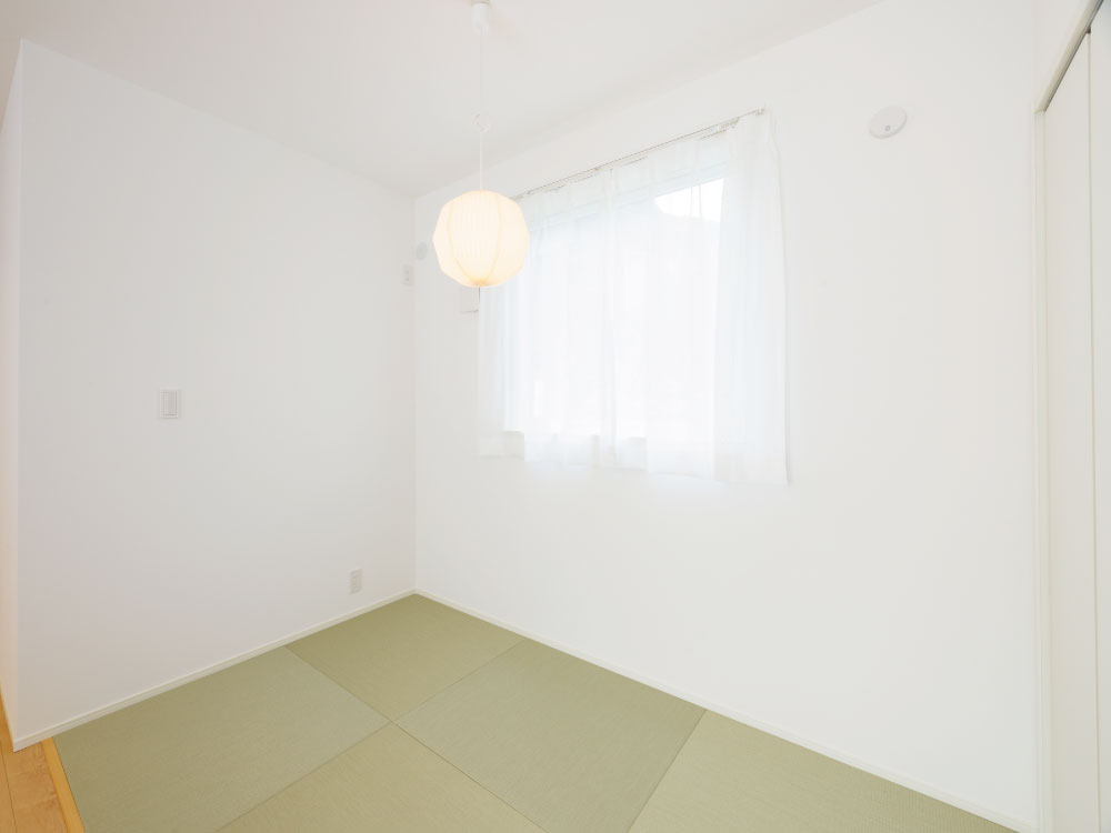 【タタミコーナー（3帖）】床座でくつろげるタタミのお部屋。お子様の遊び場として、家事スペースとして、家族の気配を感じながら多用途に使えるあると嬉しい便利なスペースです。※写真はイメージです。