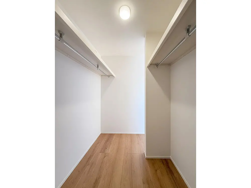 【WIC】ホール側からもマルチスペースからもアクセス可能なWIC洋服から季節家電、羽毛布団までたっぷり収納できます。※写真はイメージです。