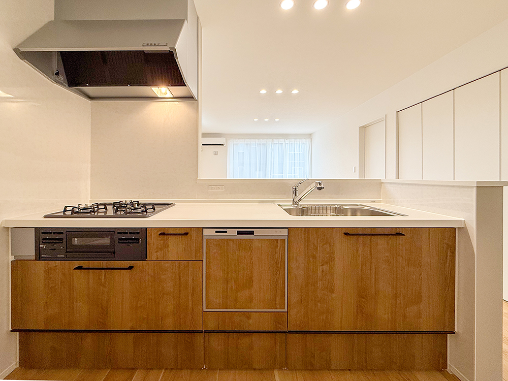 【キッチン】クリナップ製｜ビルトインガスコンロ、食器洗浄乾燥機、パントリーつき。※写真はイメージです。