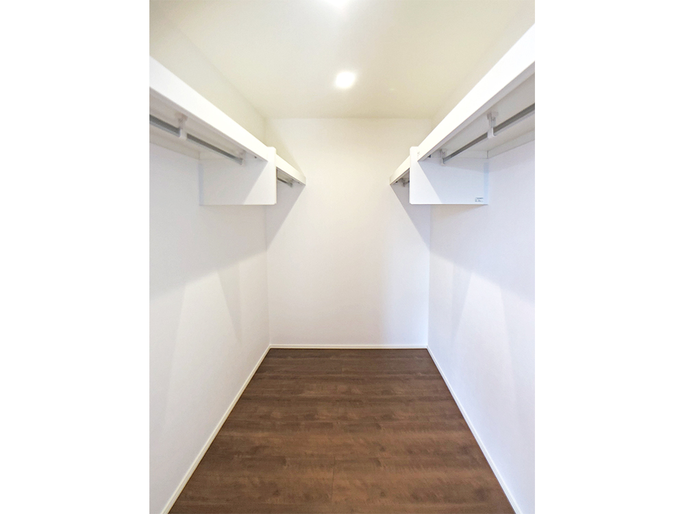 【ウォークインクローゼット】ゆとりあるウォークインクローゼットで、衣替えいらずの快適収納。季節ごとの洋服もたっぷりしまえて、暮らしがもっとスムーズに。※写真はイメージです。