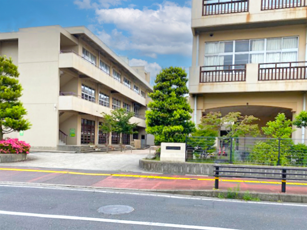 出雲市立大津小学校まで678m （徒歩9分）